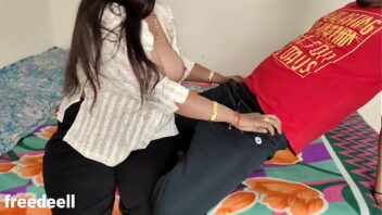 Premier rapport sexuel avec mon professeur aux gros seins Hindi Video