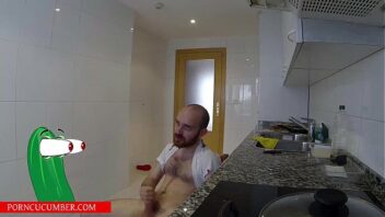 Amateur Kiss In The Kitchen Porno