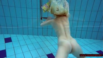 caliente Undress Swimmung Pool Porn