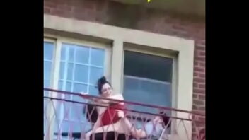 Porn Femme Musclé Masturbation Balcon