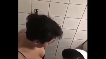 Vidéo Porno Espion Toilette Lycéenne