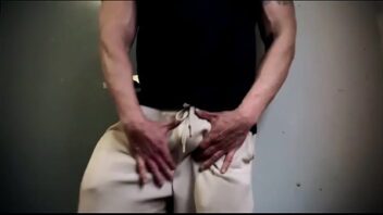 Un jeune home avec un vieux en film porno gay